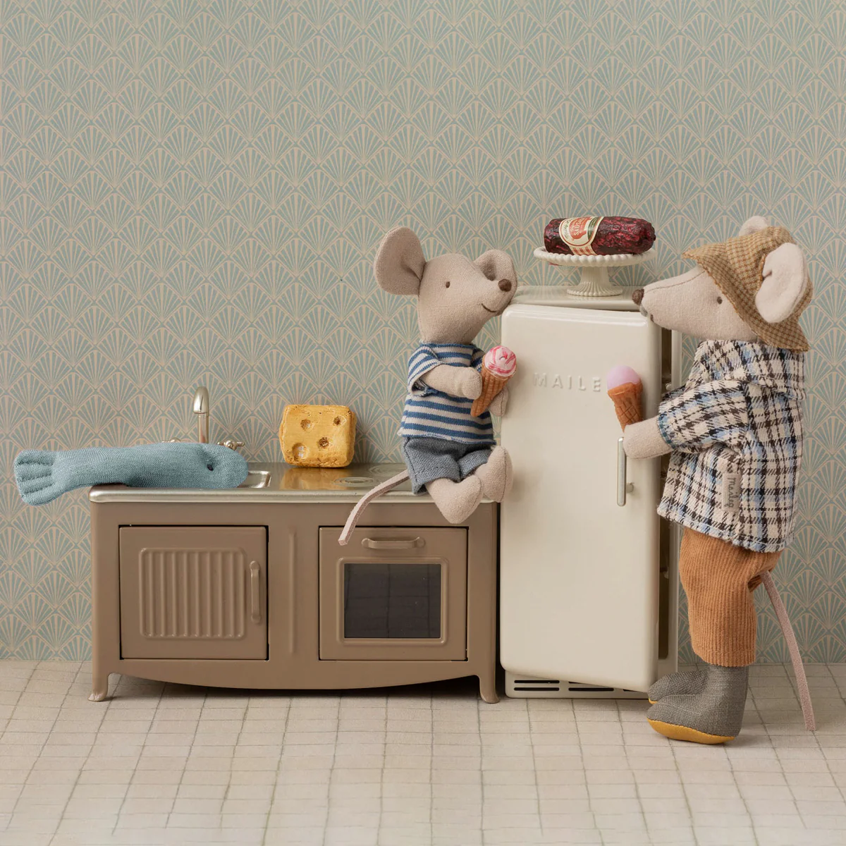 Maileg Grandad Mouse Magnetic - Image 3