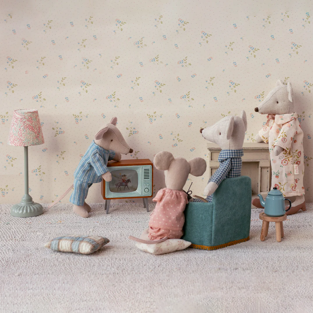 Grandma and Grandpa mice in Cigarbox - Image 2